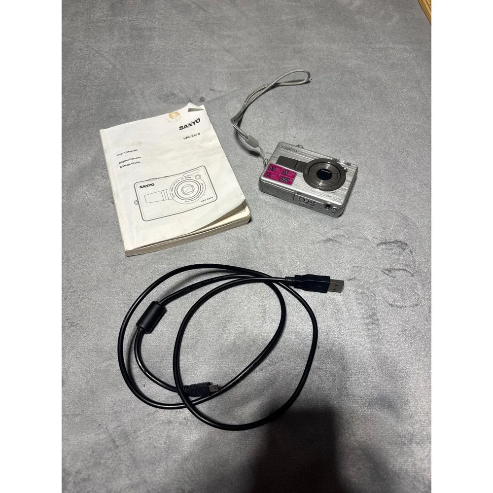 Sanyo VPC-E870 8.1MP Digital Camera Silver 3x Zoom Battery Dead Needs Charger